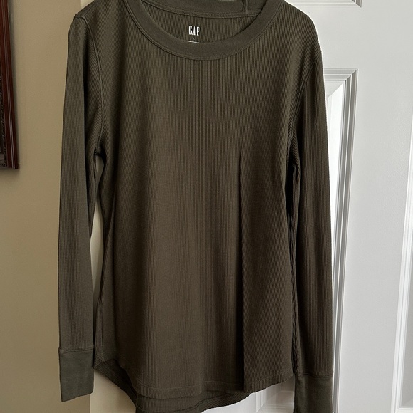 GAP -Bundle: White, Olive, and Gray Long Sleeve Tops - Picture 5 of 16